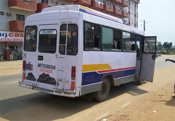 Agboville : un mini car de transport braqué