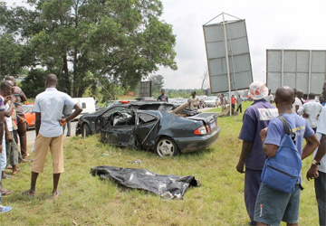 Une Mercedes fait une sortie de route : 1 mort, des blessés graves