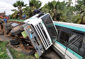 Accident sur l’échangeur du pont FHB: Un camion tombe et percute un bus Sotra