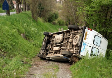 Un véhicule se renverse et fait cinq morts