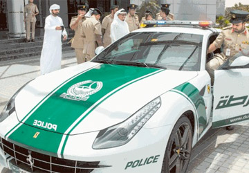 Vidéo - La Ferrari FF rejoint la Lamborghini Aventador dans l'écurie de la police de Dubaï