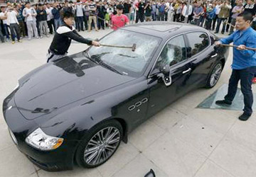 Vidéo - CHINE. Pour protester contre le SAV, il détruit sa Maserati