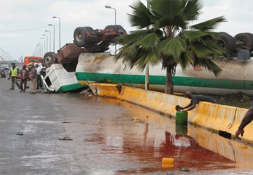 Accident: Un camion-citerne déverse son contenu d’huile de palme sur le pont Houphouët Boigny