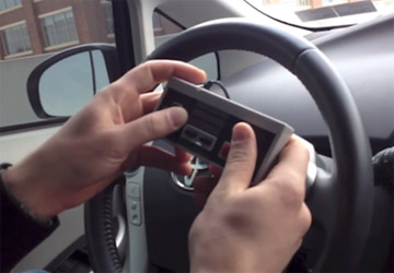 Vidéo - Hackers : conduire une voiture avec une manette de jeu, c'est possible !