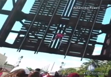 VIDEO - Floride : une femme restée coincée sur un pont relevé