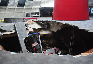 Vidéo - Huit voitures avalées par un sinkhole au National Corvette Museum